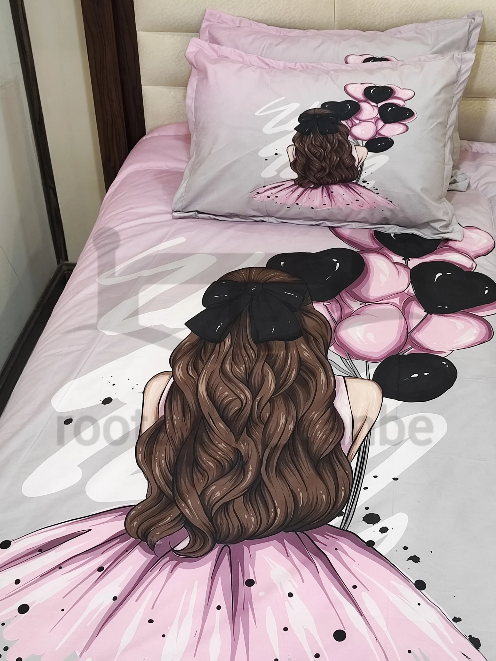 3D bedspread of a charming girl holding a balloon.2