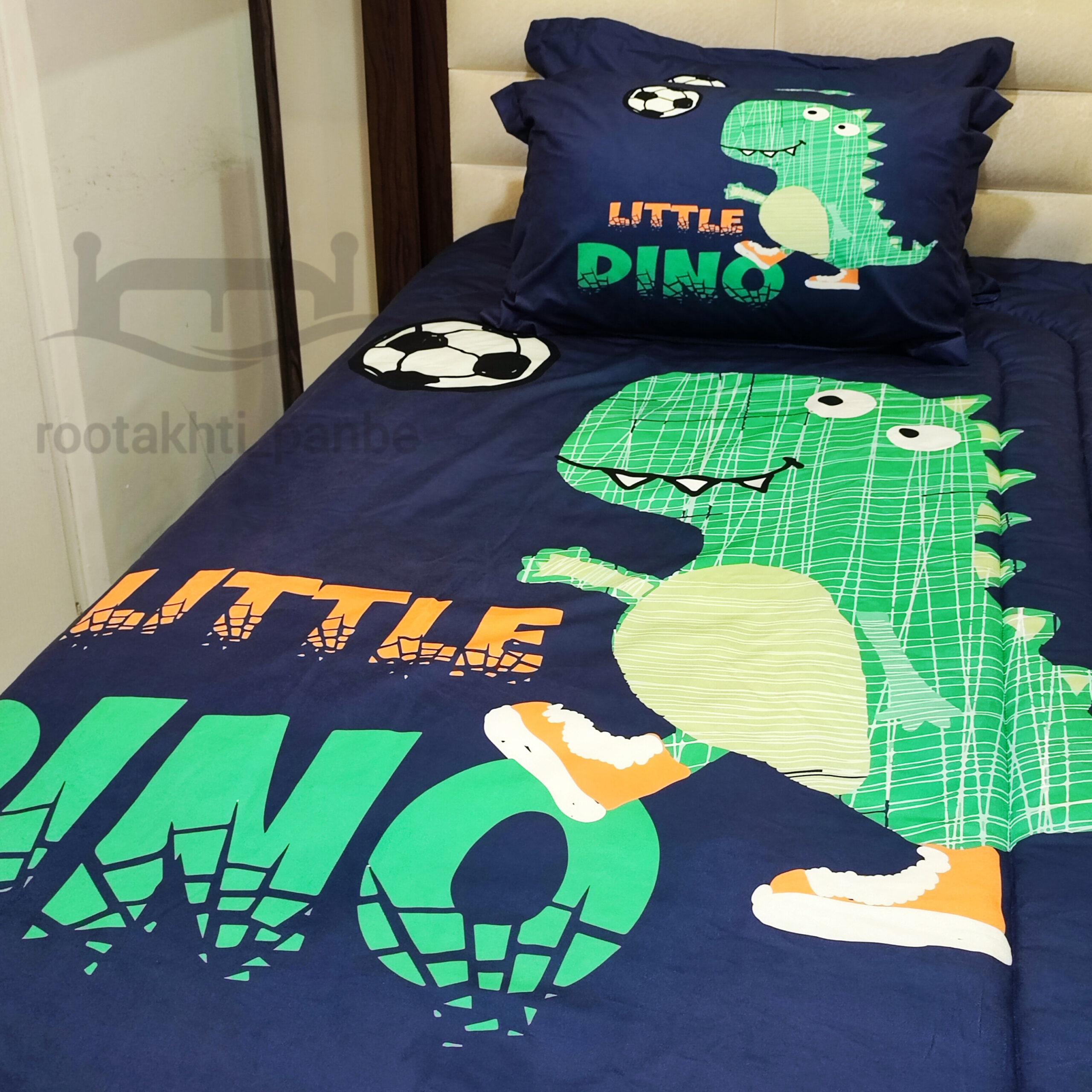 Boys' velvet dinosaur football player bedspread.1 روتختی پسرانه مخمل دایناسور فوتبالیست