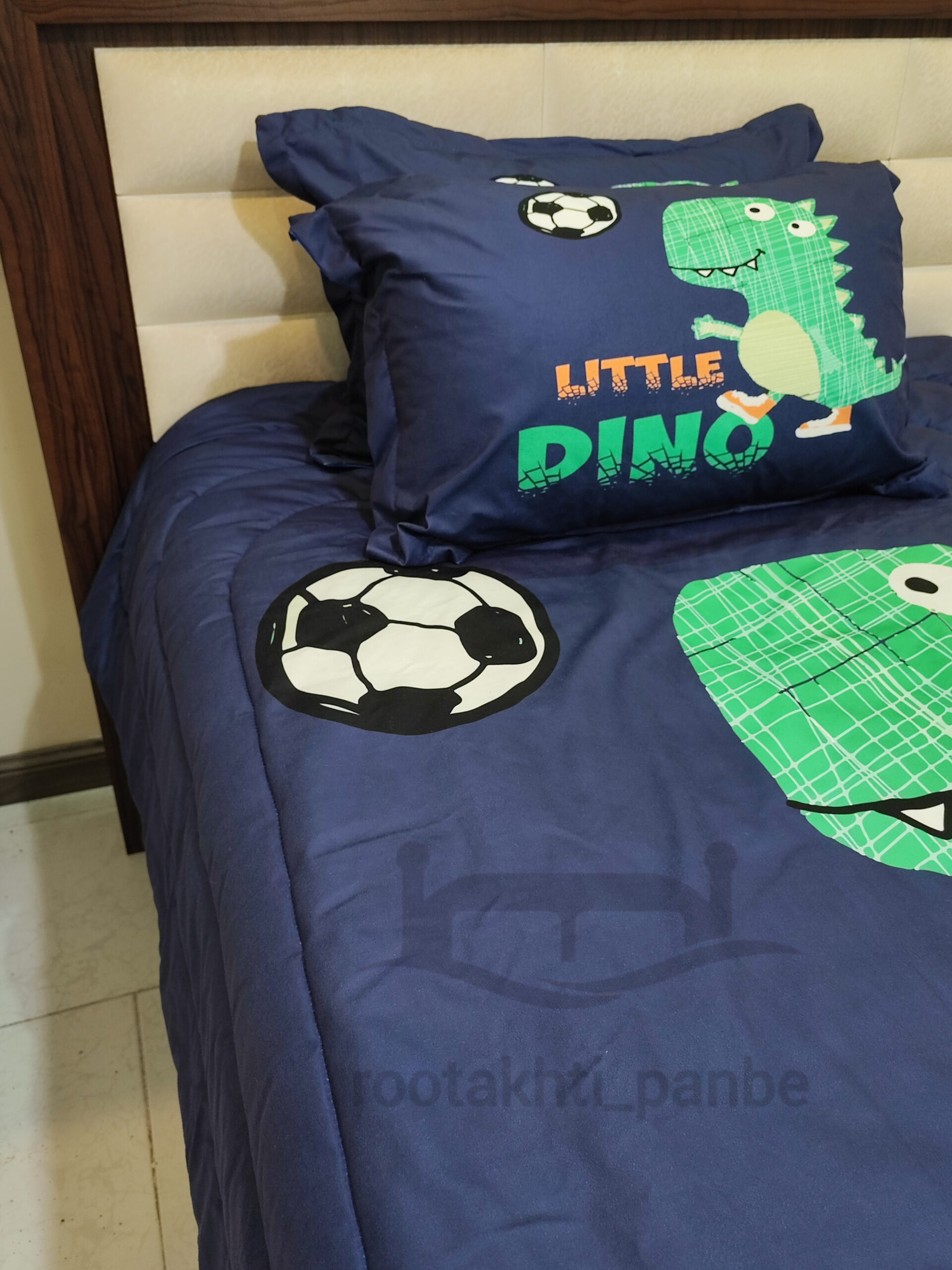 Boys' velvet dinosaur football player bedspread.4 روتختی پسرانه مخمل دایناسور فوتبالیست
